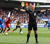 Por qué el árbitro deja seguir una jugada en el fútbol