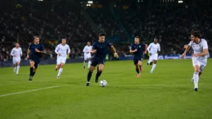Equipo lanzando un contraataque rápido tras recuperar el balón ante un rival mal posicionado