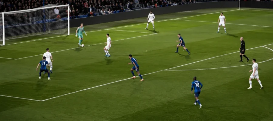 Equipo de fútbol presionando alto la salida del rival cerca del área